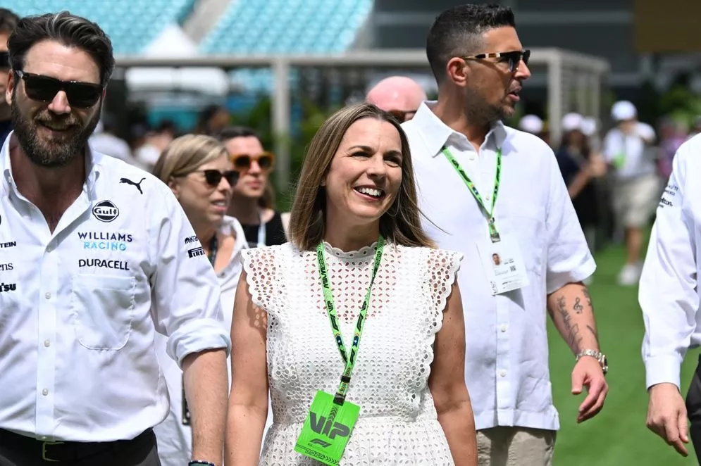 Claire Williams, ex directora adjunta del equipo Williams, llega al Paddock 