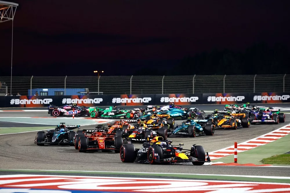 Max Verstappen, Red Bull Racing RB20, Charles Leclerc, Ferrari SF-24, George Russell, Mercedes F1 W15, Sergio Perez, Red Bull Racing RB20, Carlos Sainz, Ferrari SF-24, et le reste du peloton