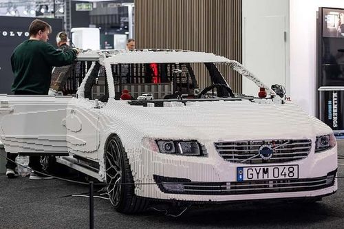 Un año de trabajo y 350.000 piezas de Lego: así es este coche a tamaño real