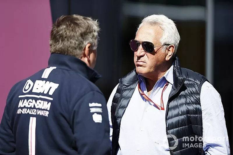 Lawrence Stroll parle avec Otmar Szafnauer, directeur, Force India