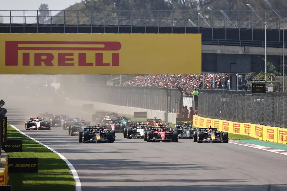 Charles Leclerc, Ferrari SF-23, Sergio P&eacute;rez, Red Bull Racing RB19, Max Verstappen, Red Bull Racing RB19, Daniel Ricciardo, AlphaTauri AT04, Lewis Hamilton, Mercedes F1 W14, el resto de la parrilla en la salida.