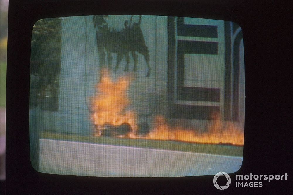 Crash of Gerhard Berger, Ferrari on a monitor