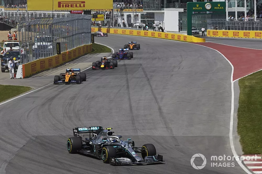 Valtteri Bottas, Mercedes AMG W10, devant Lando Norris, McLaren MCL34, et Max Verstappen, Red Bull Racing RB15
