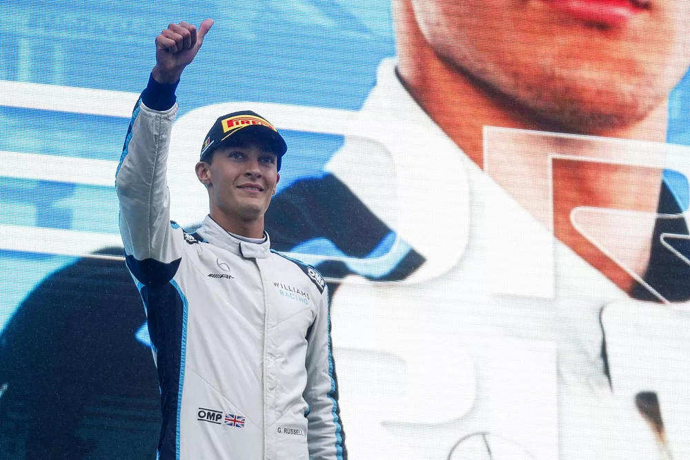 Le deuxi&egrave;me George Russell, Williams, sur le podium