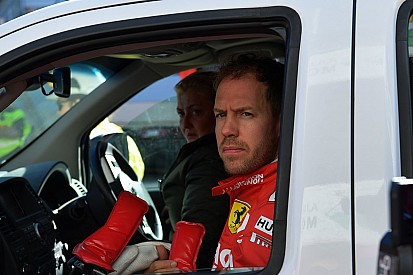 Vettel over crash tijdens test in Barcelona: "Voelde iets vreemds linksvoor"