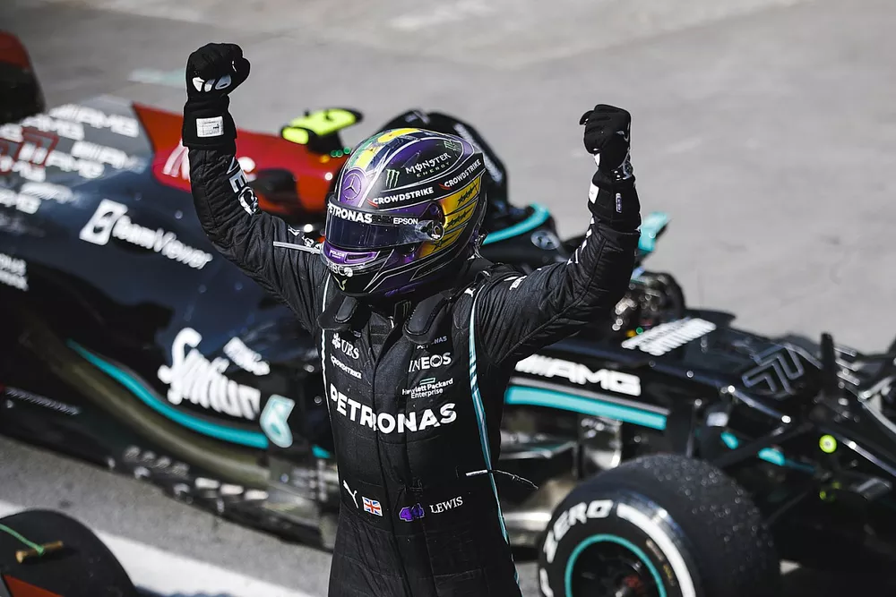 Lewis Hamilton, Mercedes, 1a posizione, festeggia all'arrivo nel Parc Ferme