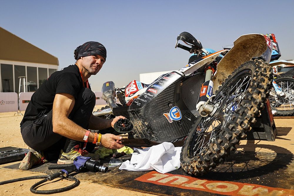 #129 Happyness Racing JBS Moto KTM: David Gaits, service area