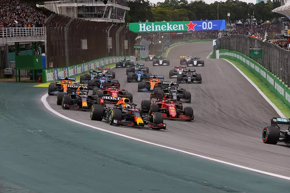 Valtteri Bottas, Mercedes W12, Max Verstappen, Red Bull Racing RB16B, Sergio Perez, Red Bull Racing RB16B, Carlos Sainz Jr., Ferrari SF21, and the rest of the field at the start