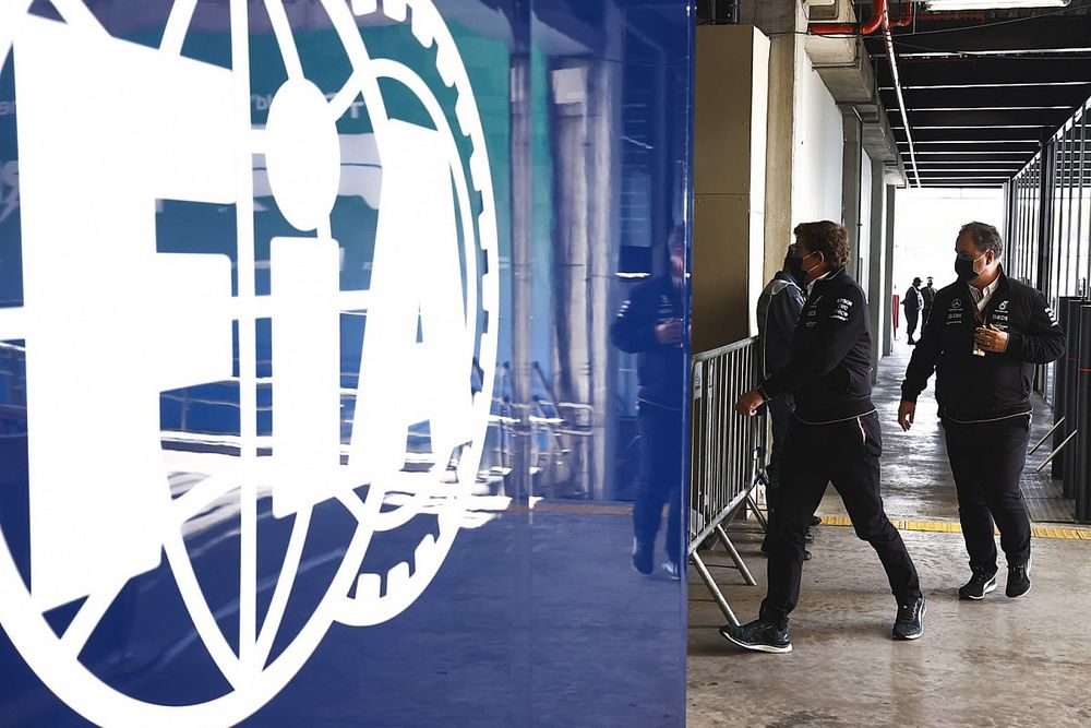 Representantes de Mercedes, incluido Ron Meadows, Director Deportivo de Mercedes AMG, visitan a los comisarios de la FIA