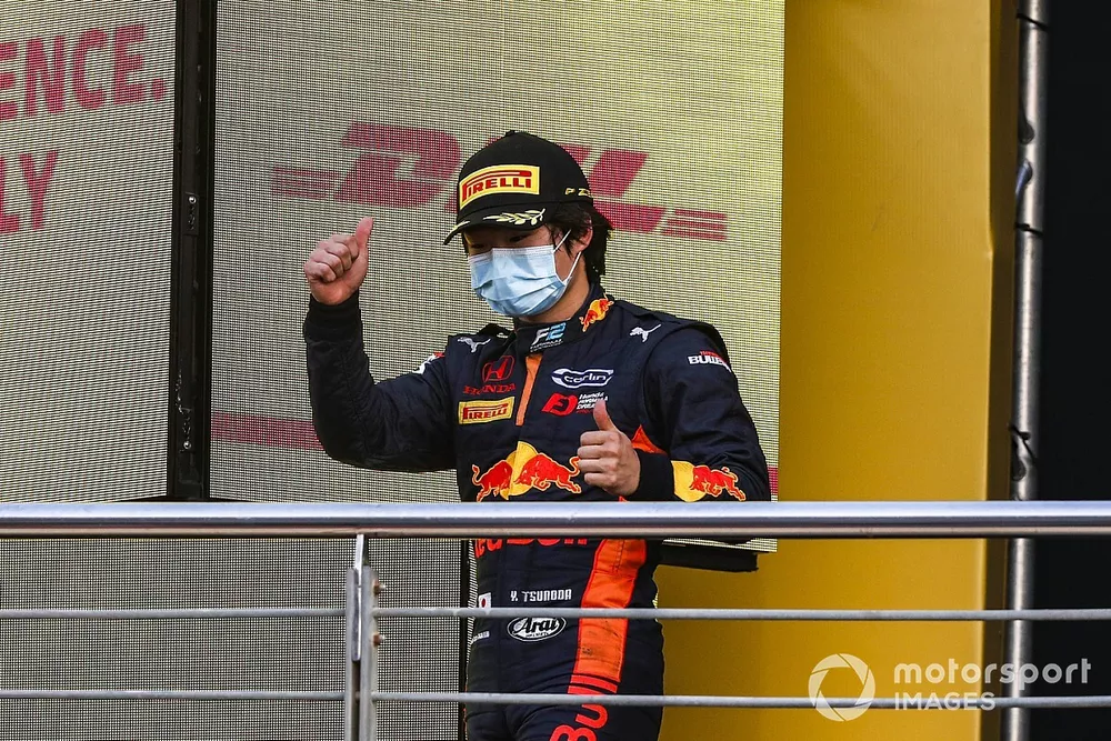 Yuki Tsunoda, Carlin, 2nd position, on the podium