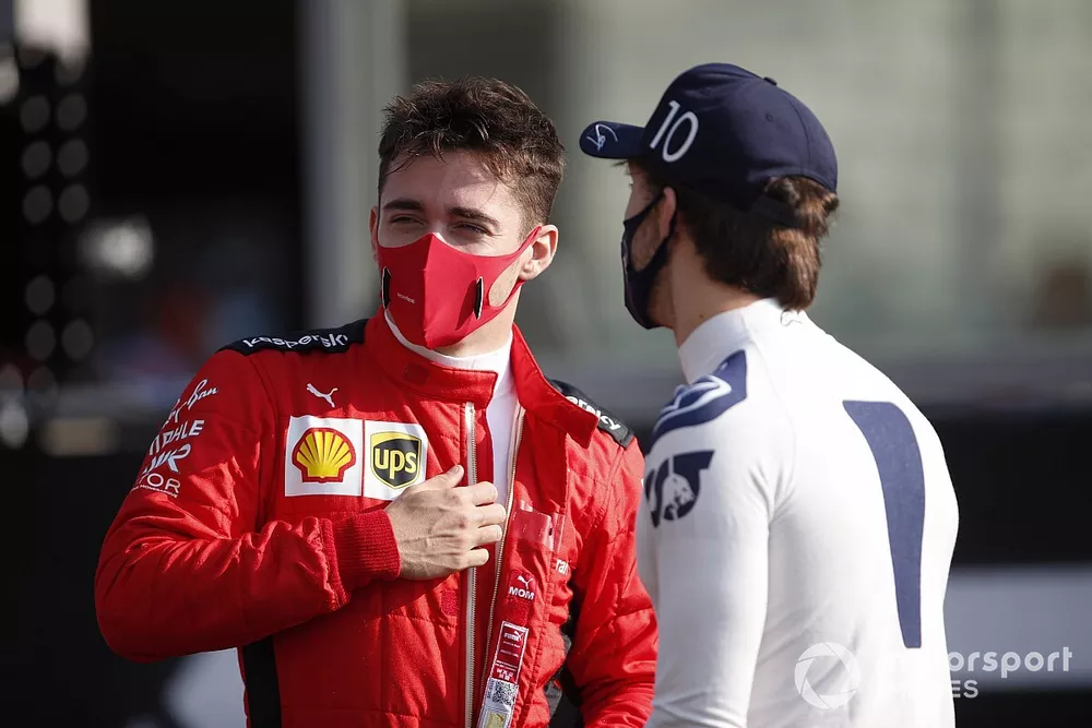 Charles Leclerc, Ferrari, parlano a Pierre Gasly, AlphaTauri, sulla griglia per la foto di gruppo