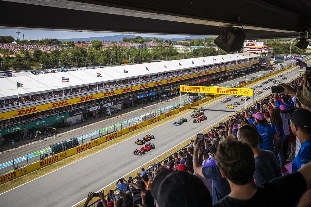 Charles Leclerc, Ferrari F1-75, Max Verstappen, Red Bull Racing RB18, Sergio Perez, Red Bull Racing RB18, George Russell, Mercedes W13, Carlos Sainz, Ferrari F1-75, Lewis Hamilton, Mercedes W13, the rest of the field away at the start 