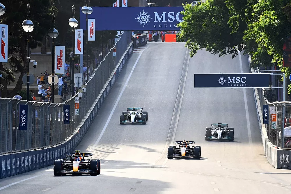 Sergio P&eacute;rez, Red Bull Racing RB18, Max Verstappen, Red Bull Racing RB18, George Russell, Mercedes W13, Lewis Hamilton, Mercedes W13