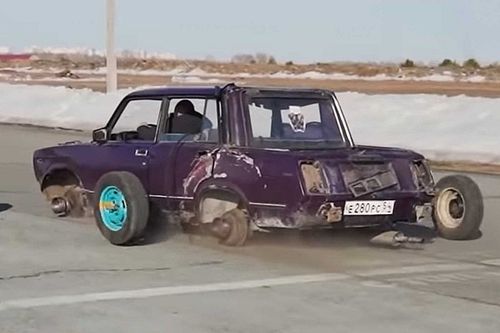 Alucina con este Lada que pierde las cuatro ruedas a la vez