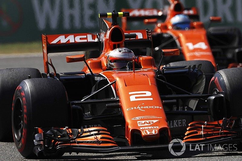 Stoffel Vandoorne, McLaren MCL32, Fernando Alonso, McLaren MCL32