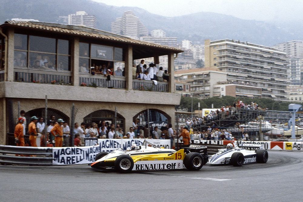 Alain Prost, Renault RE30B, lidera a Riccardo Patrese, Brabham BT49D-Ford