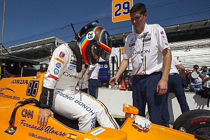 Alonso "learning every lap" in traffic