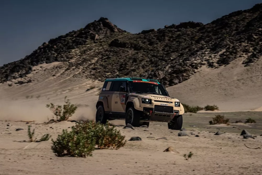 Defender tendr&aacute; a St&eacute;phane Peterhansel en el Dakar 2026.