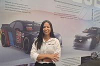 Conheça brasileira que trabalha em um dos departamentos mais importantes da NASCAR nos Estados Unidos