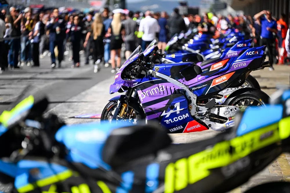 Des Yamaha de Pramac dans la voie des stands