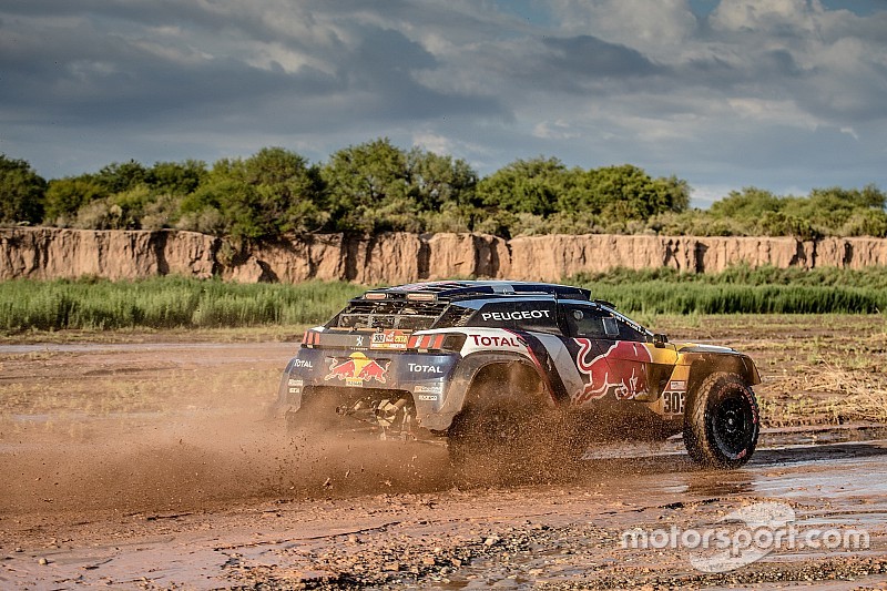 Dakar 2018, Stage 13: Sainz on verge of win, Peterhansel crashes