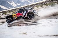 Sainz limita p&eacute;rdidas y Al Attiyah gana por tercera vez