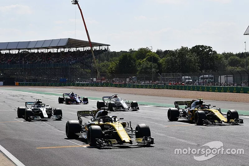 Nico Hulkenberg, Renault Sport F1 Team R.S. 18 and Carlos Sainz Jr., Renault Sport F1 Team R.S. 18 en la parrilla 