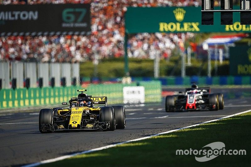 Carlos Sainz Jr., Renault Sport F1 Team R.S. 18, leads Romain Grosjean, Haas F1 Team VF-18