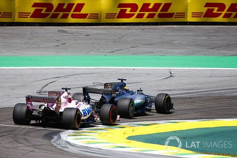 Lewis Hamilton, Mercedes AMG F1 W08, passeert Sergio Perez, Sahara Force India F1 VJM10