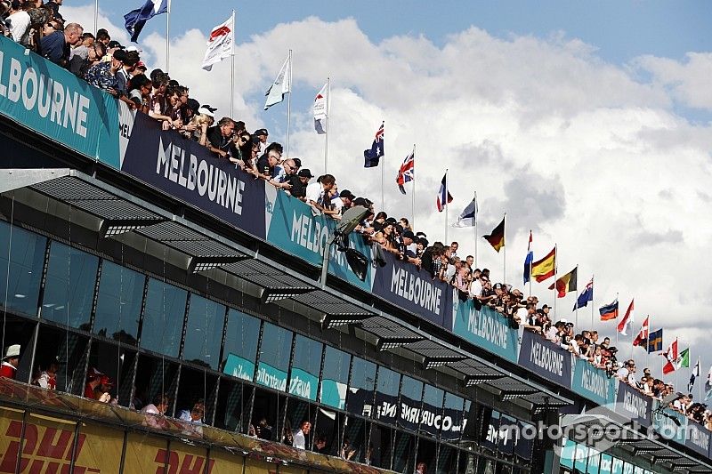 Los fanáticos miran la acción desde arriba del pit lane