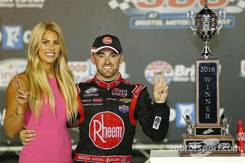 Sieger Austin Dillon, Richard Childress Racing, Chevrolet, mit seiner Verlobten Whitney Ward