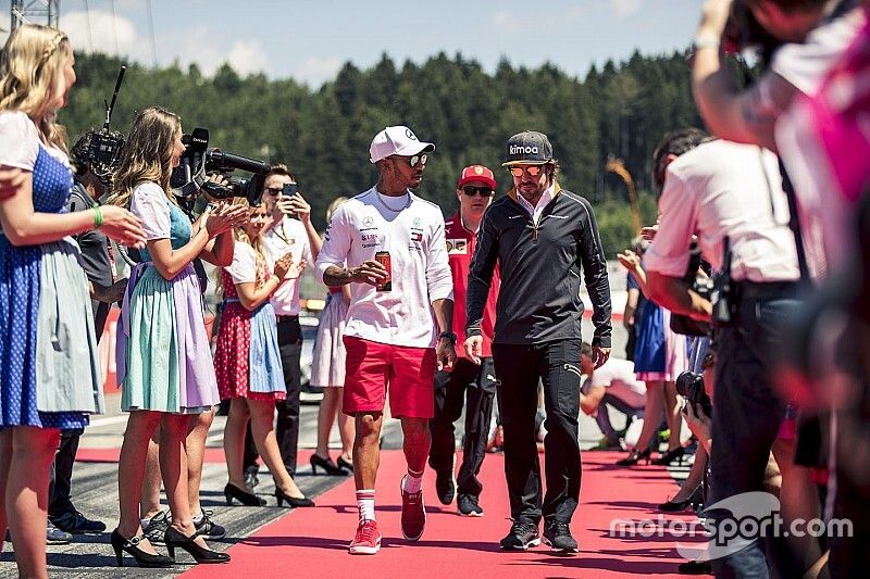 Lewis Hamilton, Mercedes-AMG F1 and Fernando Alonso, McLaren, en el drivers parade