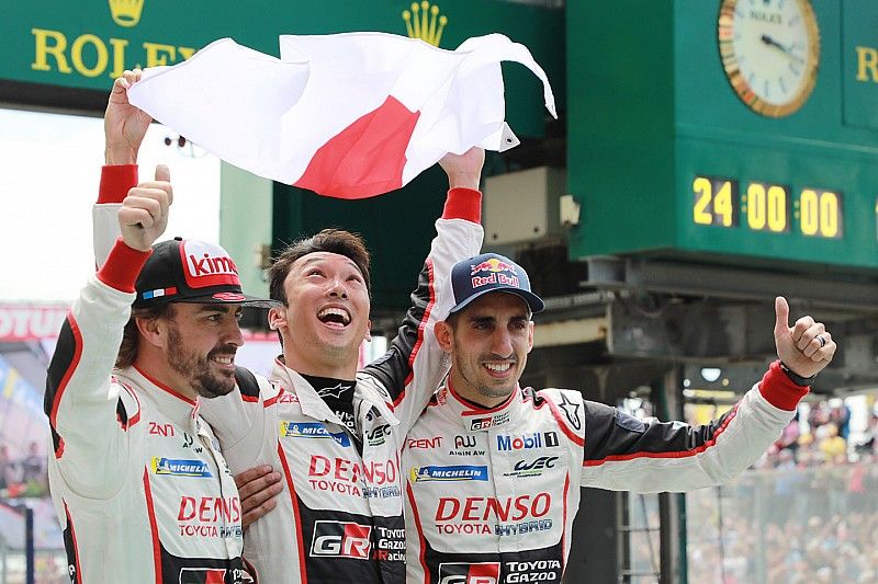 Los ganadores de las 24 Horas de Le Mans 2018: #8 Toyota Gazoo Racing Toyota TS050: S&eacute;bastien Buemi, Kazuki Nakajima, Fernando Alonso