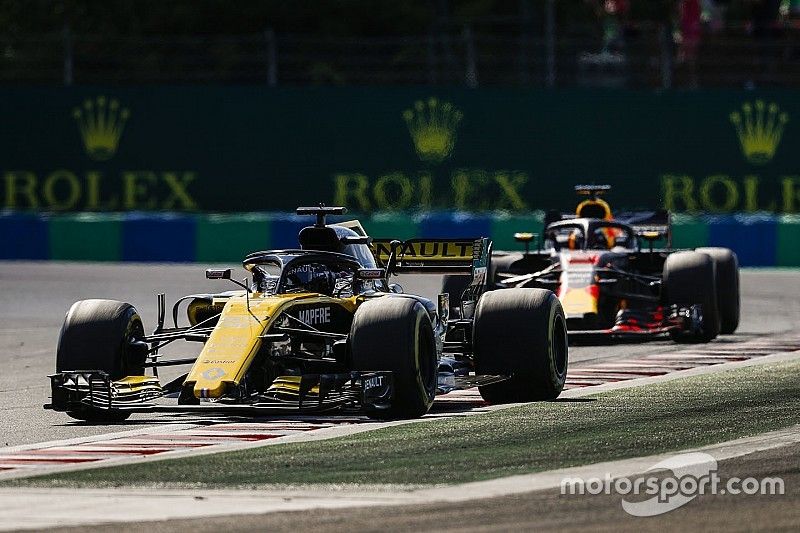 Nico Hulkenberg, Renault Sport F1 Team R.S. 18, y Daniel Ricciardo, Red Bull Racing RB14