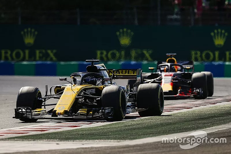 Nico Hulkenberg, Renault Sport F1 Team R.S. 18, leads Daniel Ricciardo, Red Bull Racing RB14