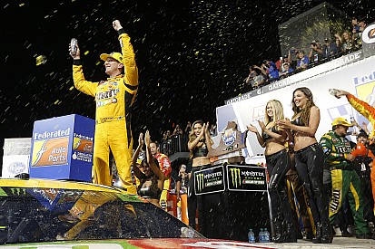 Kyle Busch fends off Harvick at Richmond for 50th Cup win