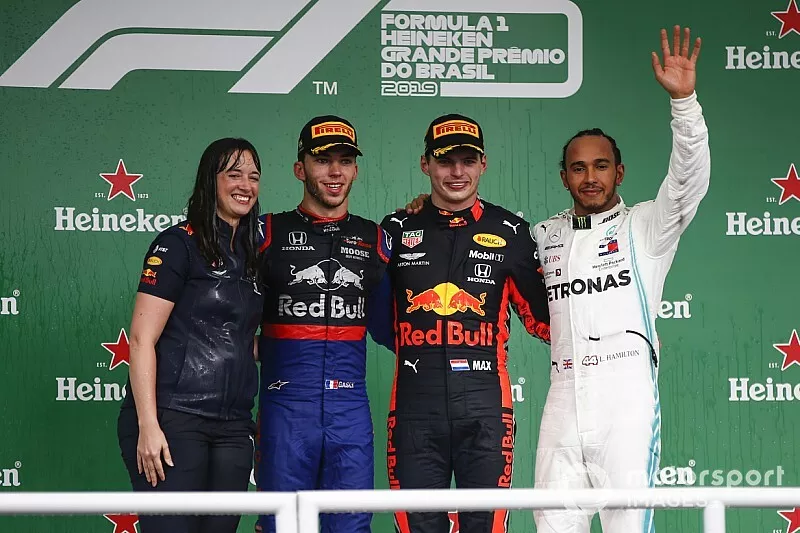 Podium : le vainqueur Max Verstappen, Red Bull Racing, deuxi&egrave;me place Pierre Gasly, Toro Rosso, troisi&egrave;me place Lewis Hamilton, Mercedes AMG F1, Hannah Schmitz, Red Bull Racing ing&eacute;nieur strat&eacute;gie