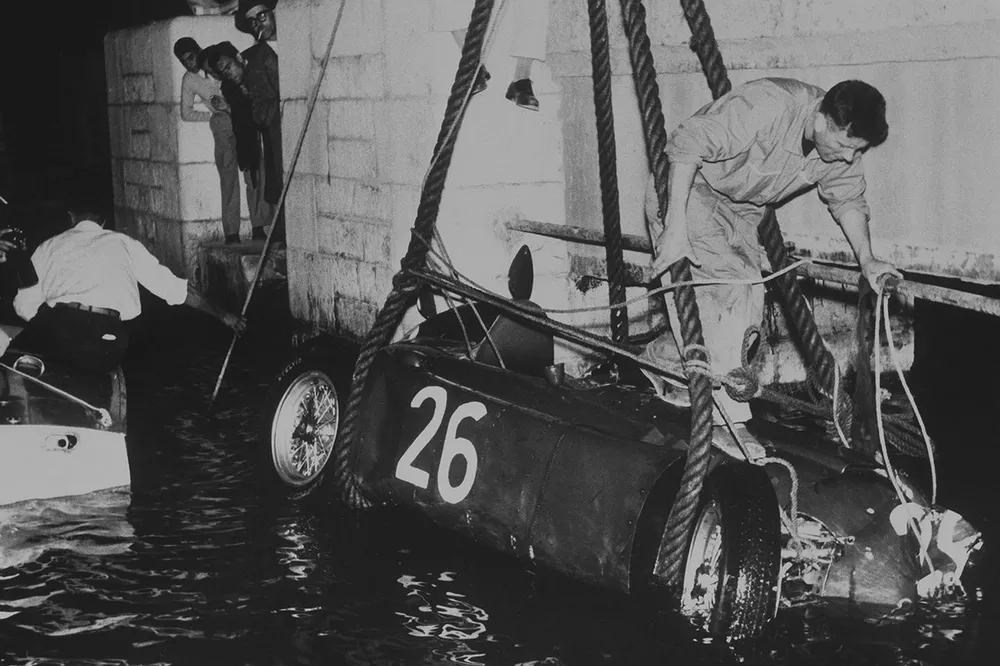 El Lancia D50 de Alberto Ascari es recuperado del muelle en Mónaco.