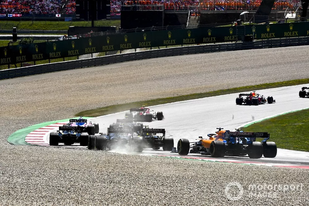 Daniel Ricciardo, Renault F1 Team R.S.19, leads Nico Hulkenberg, Renault F1 Team R.S. 19, Romain Grosjean, Haas F1 Team VF-19, Robert Kubica, Williams FW42, and Carlos Sainz Jr., McLaren MCL34, at the start