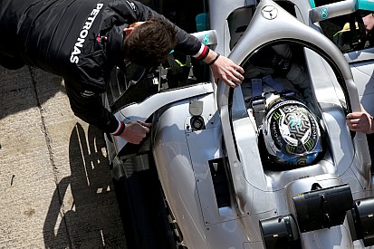 Videón is Bottas új F1-es sisakfestése: pofás