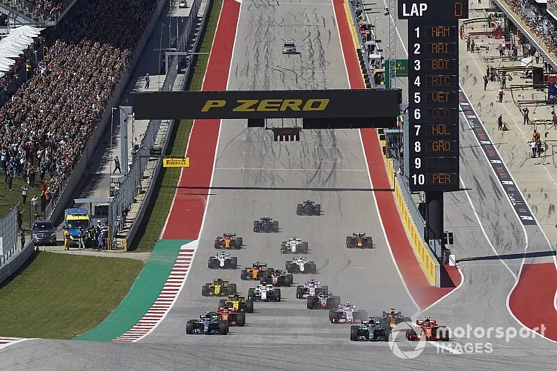 Kimi Raikkonen, Ferrari SF71H, Lewis Hamilton, Mercedes AMG F1 W09 EQ Power+, ahead of Valtteri Bottas, Mercedes AMG F1 W09 EQ Power+, Daniel Ricciardo, Red Bull Racing RB14, Sebastian Vettel, Ferrari SF71H, y el resto del grupo en la arrancada