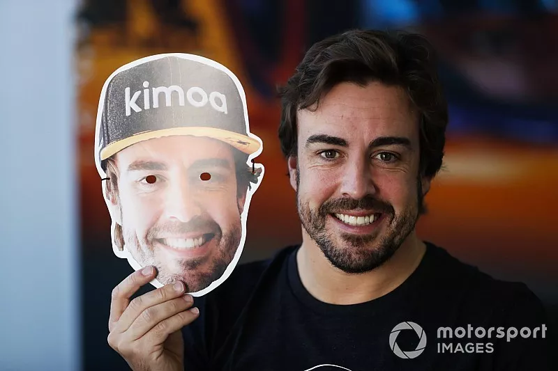 Fernando Alonso, McLaren, con una m&aacute;scara