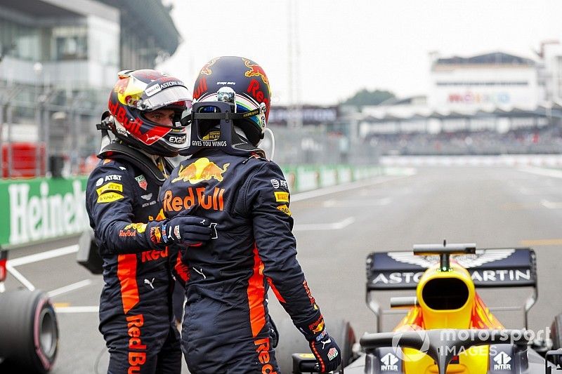 Max Verstappen, Red Bull Racing, felicita a Daniel Ricciardo, Red Bull Racing por su pole position