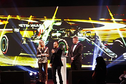 Video: Hamilton en Hakkinen oogsten tijdens Autosport Awards 2018