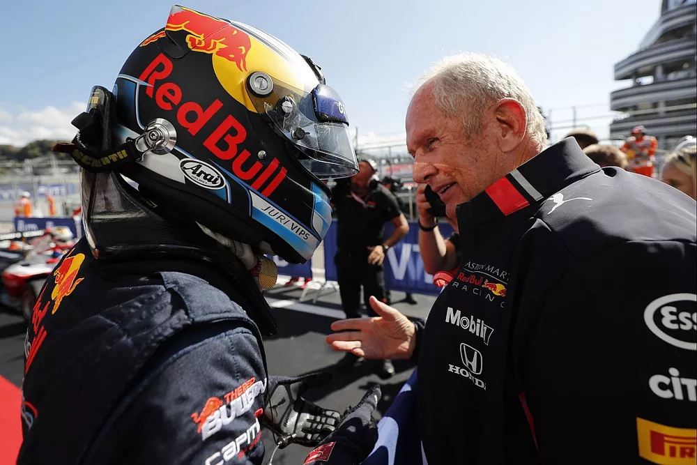 Le vainqueur Juri Vips, Hitech Grand Prix avec Helmut Marko, consultant, Red Bull Racing, dans le parc ferm&eacute;