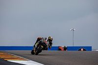 Bezzechi lidera el warm Up de Alemania; Márquez vuelve a caerse