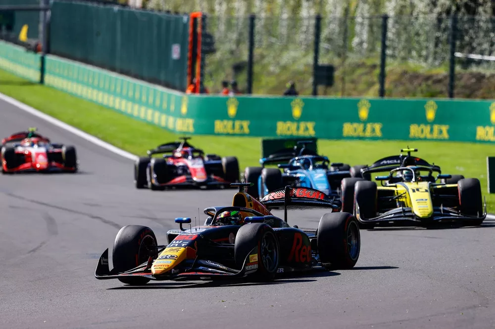 Isack Hadjar (FRA, Campos Racing), leads Gabriel Bortoleto (BRA, Invicta Racing)