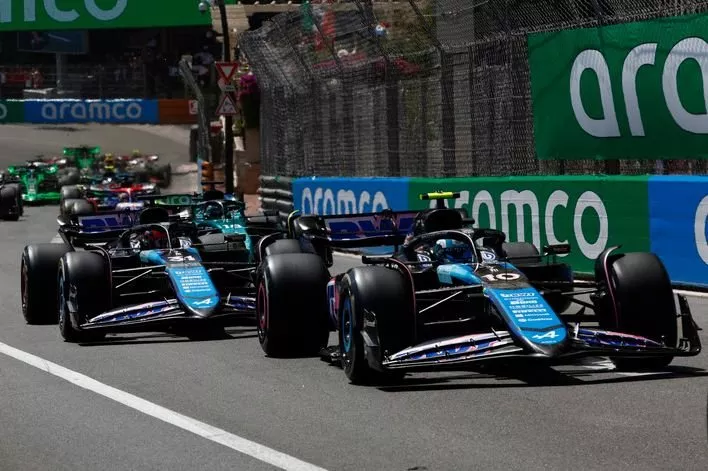 Pierre Gasly, Alpine A524, Esteban Ocon, Alpine A524, Lance Stroll, Aston Martin AMR24, the remainder of the field at the start