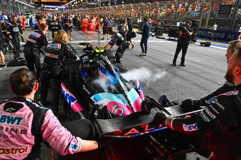Mechanics bring Pierre Gasly, Alpine A524, to the grid