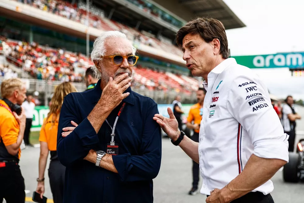 Toto Wolff, Team Principal y CEO de Mercedes-AMG F1 con Flavio Briatore, asesor ejecutivo de Alpine F1